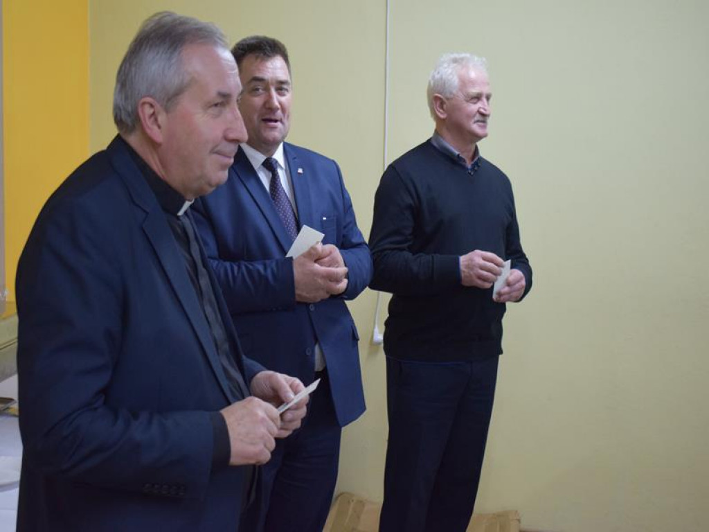 Rozświetlona choinka w Gzince, bawili się mieszkańcy i ich goście