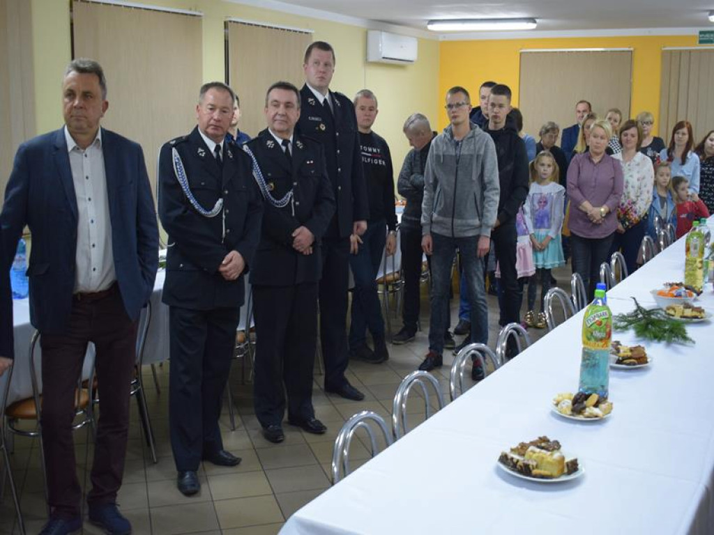 Rozświetlona choinka w Gzince, bawili się mieszkańcy i ich goście