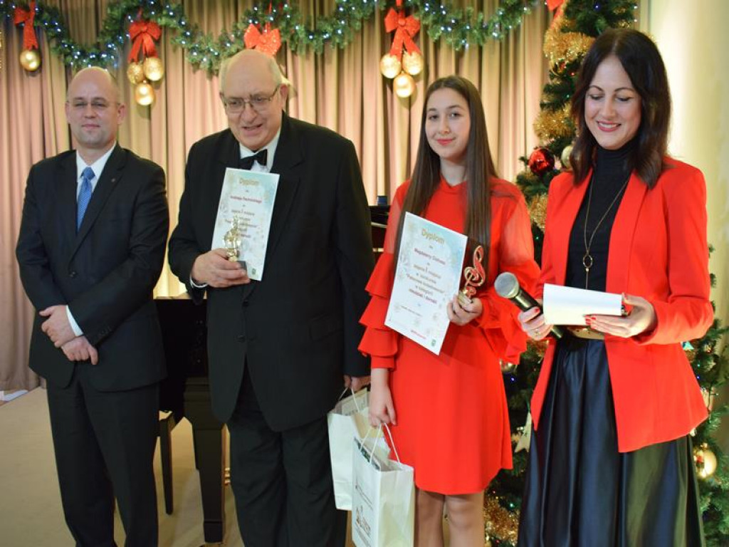 Wigilijne spotkanie z orkiestrą i laureatami konkursu w sannickim pałacu