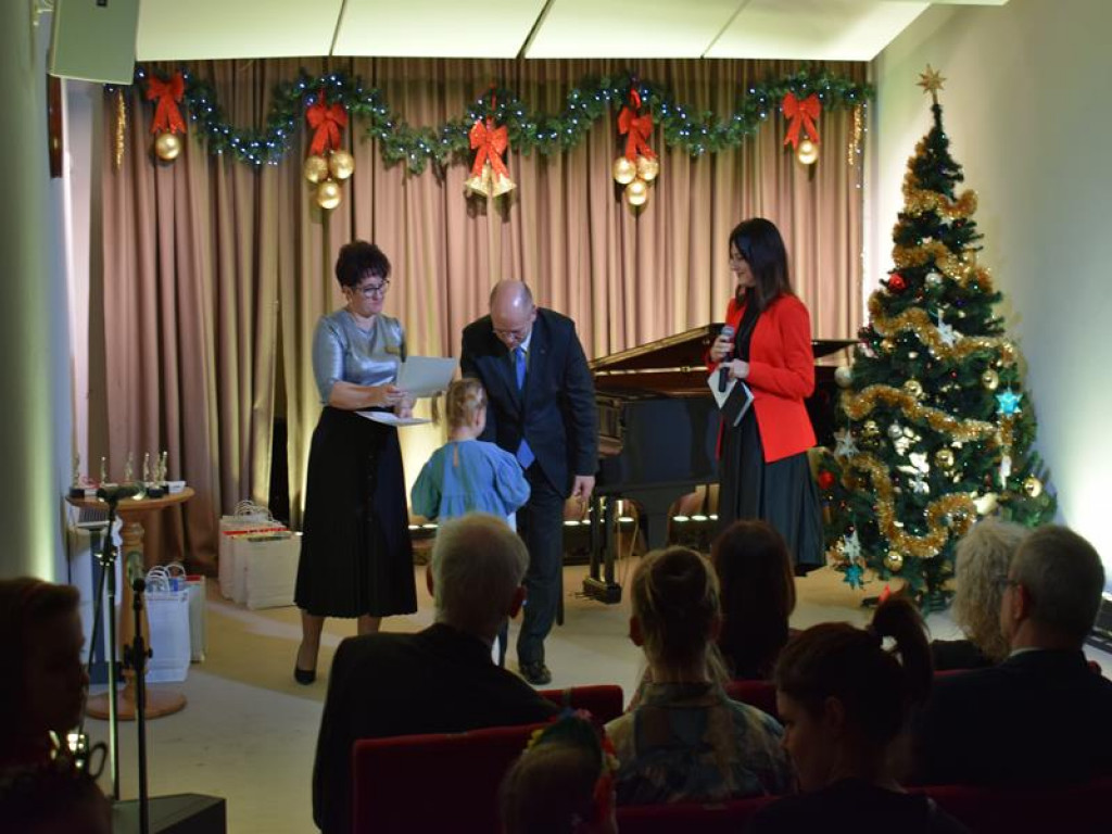 Wigilijne spotkanie z orkiestrą i laureatami konkursu w sannickim pałacu