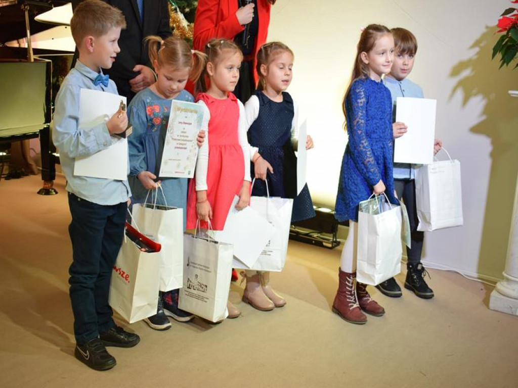 Wigilijne spotkanie z orkiestrą i laureatami konkursu w sannickim pałacu