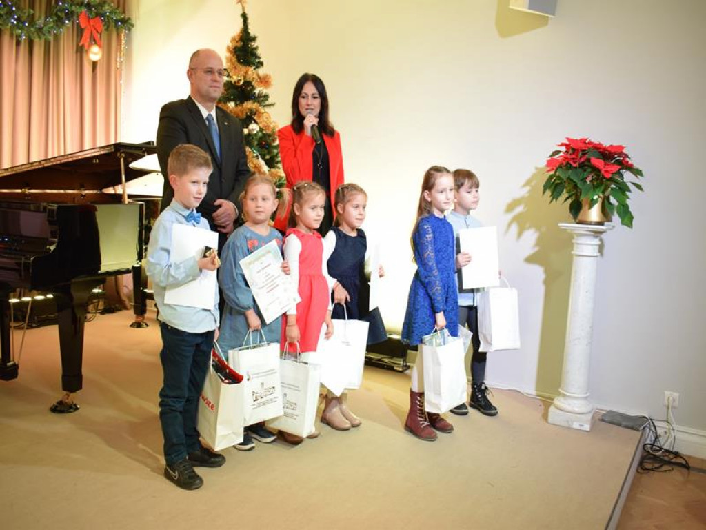 Wigilijne spotkanie z orkiestrą i laureatami konkursu w sannickim pałacu