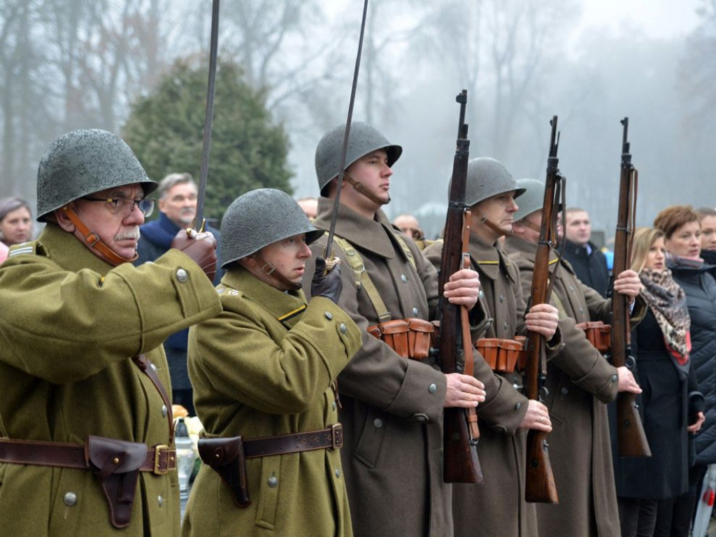 Odnowiona i poświęcona mogiła żołnierzy polskich w Domaniewicach