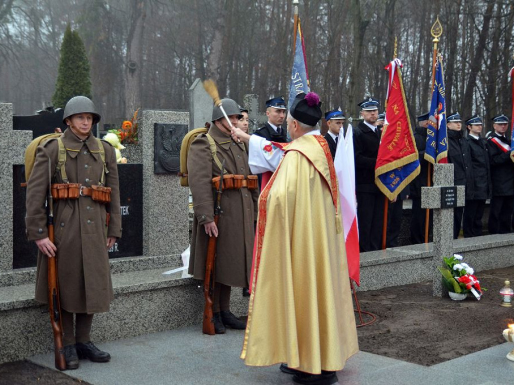 Odnowiona i poświęcona mogiła żołnierzy polskich w Domaniewicach