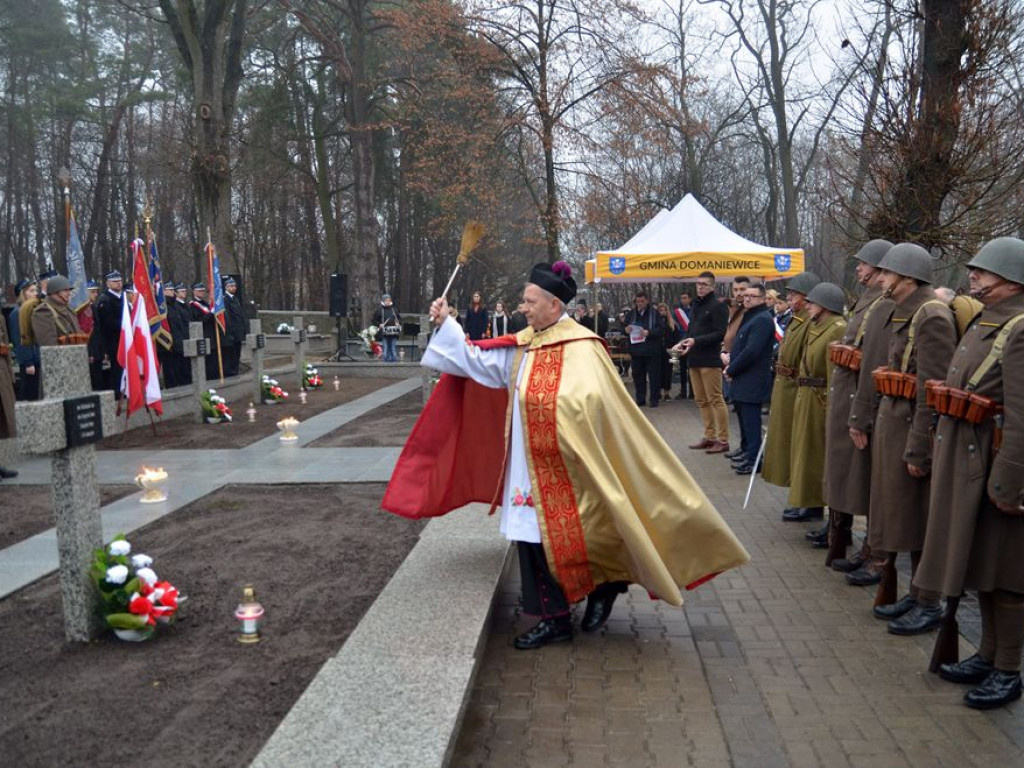 Odnowiona i poświęcona mogiła żołnierzy polskich w Domaniewicach