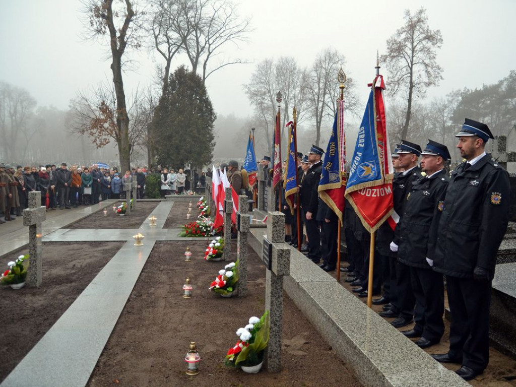 Odnowiona i poświęcona mogiła żołnierzy polskich w Domaniewicach