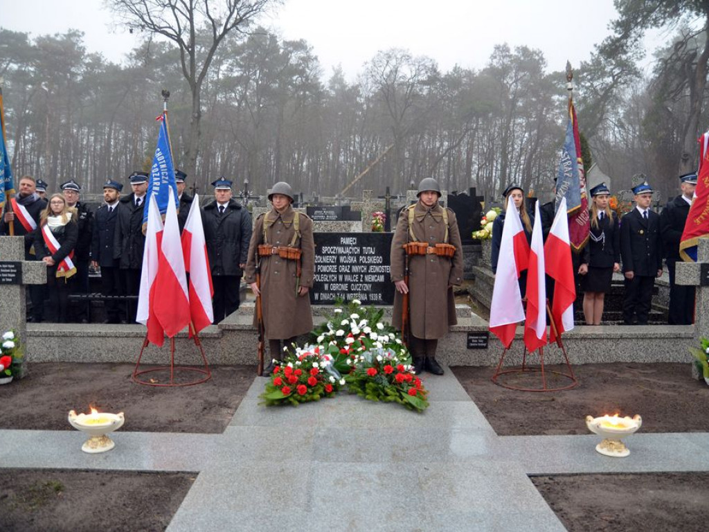 Odnowiona i poświęcona mogiła żołnierzy polskich w Domaniewicach