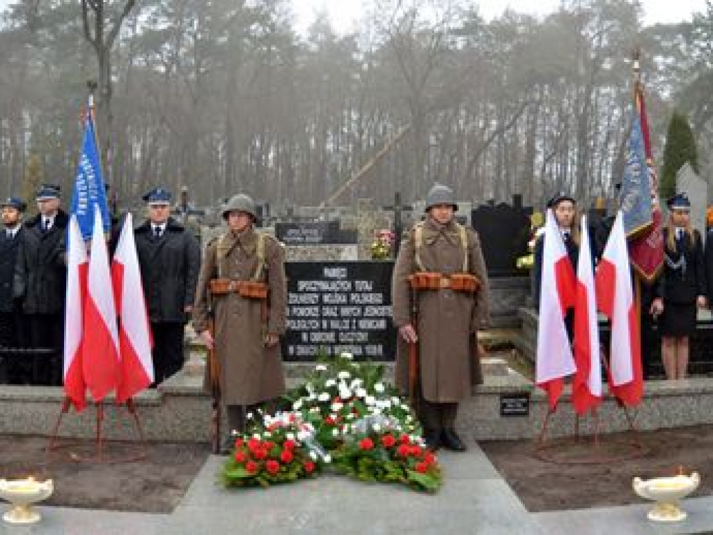 Odnowiona i poświęcona mogiła żołnierzy polskich w Domaniewicach