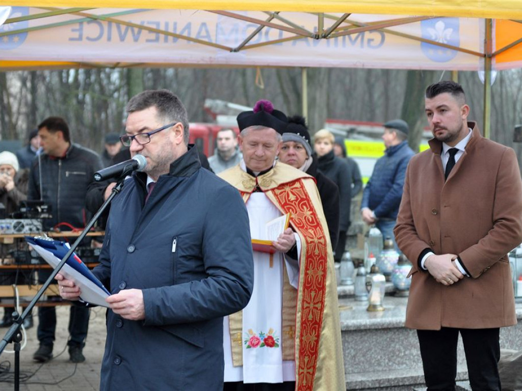 Odnowiona i poświęcona mogiła żołnierzy polskich w Domaniewicach