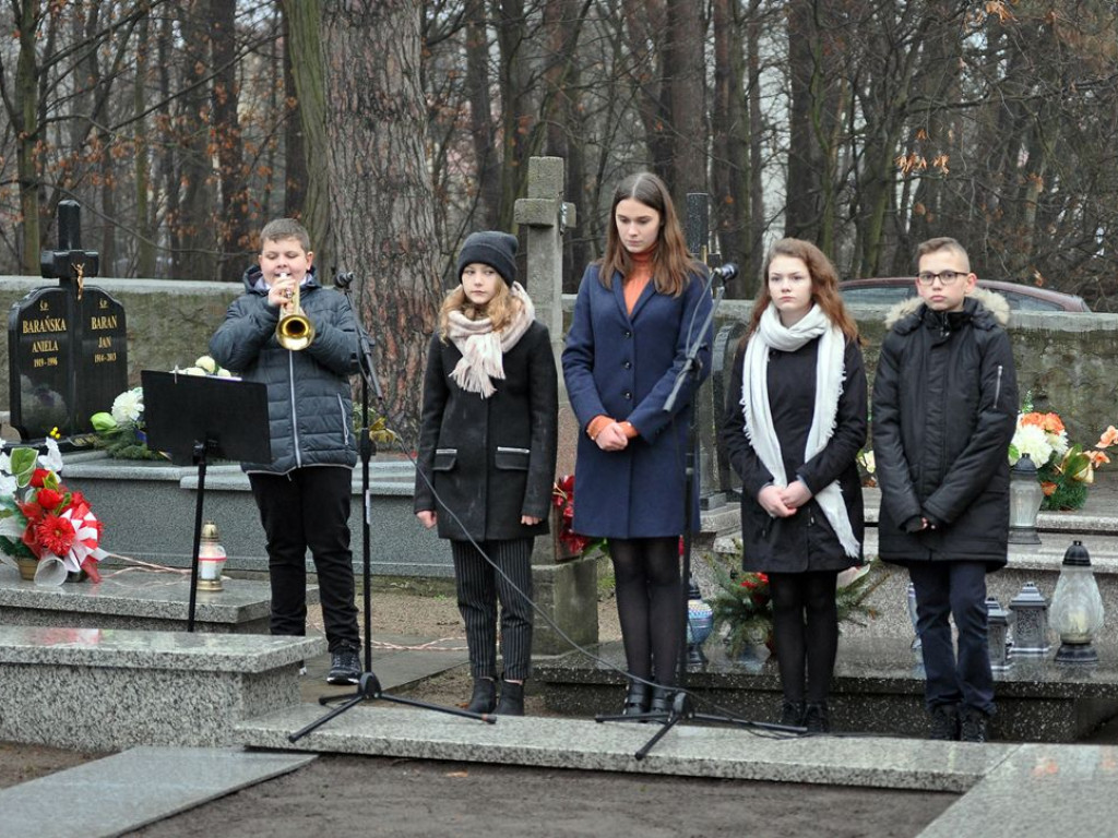 Odnowiona i poświęcona mogiła żołnierzy polskich w Domaniewicach