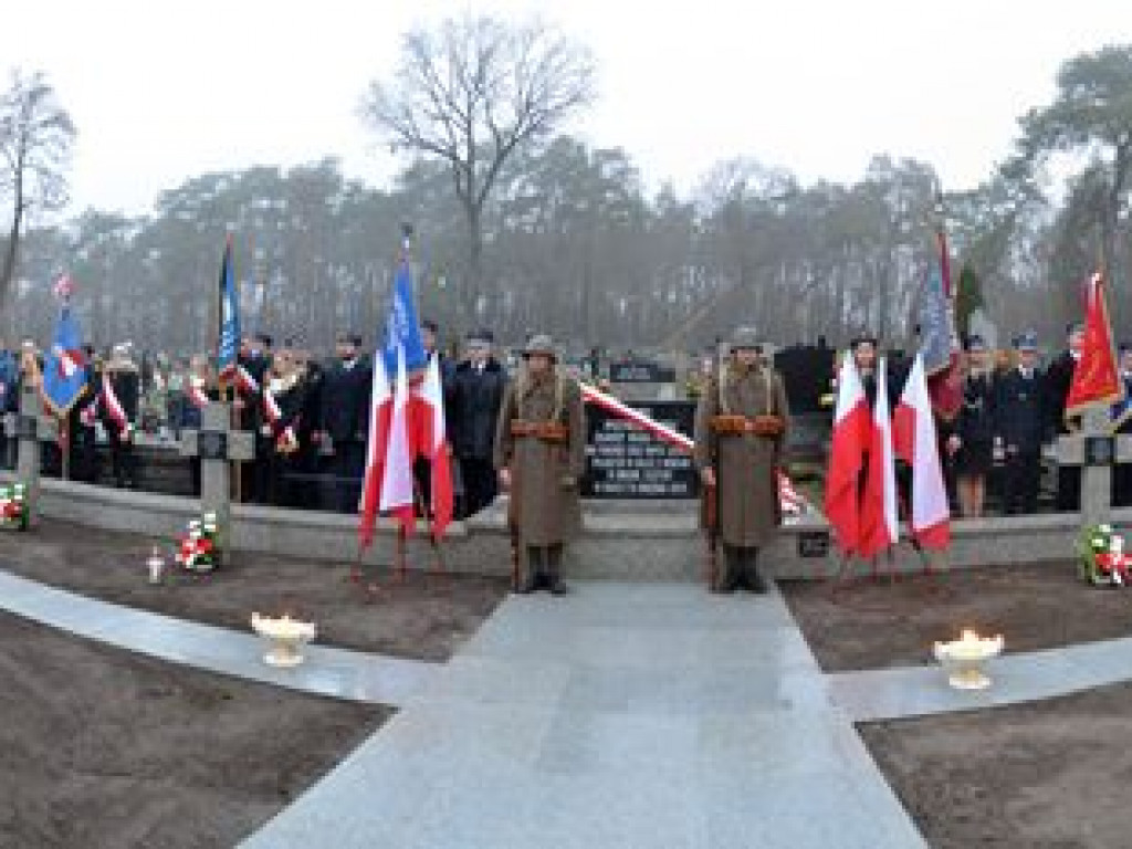 Odnowiona i poświęcona mogiła żołnierzy polskich w Domaniewicach