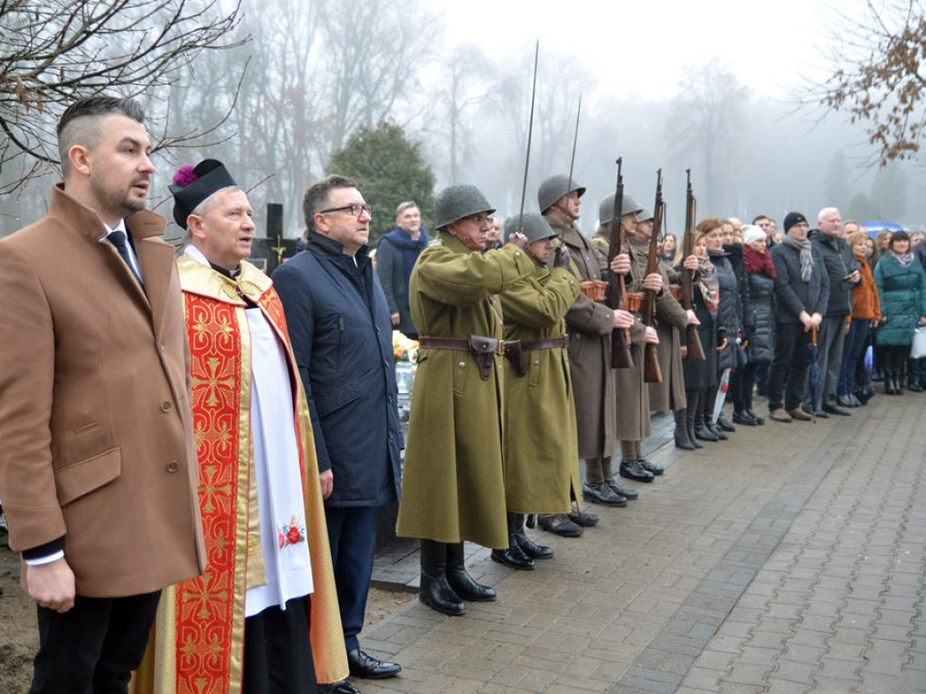 Odnowiona i poświęcona mogiła żołnierzy polskich w Domaniewicach