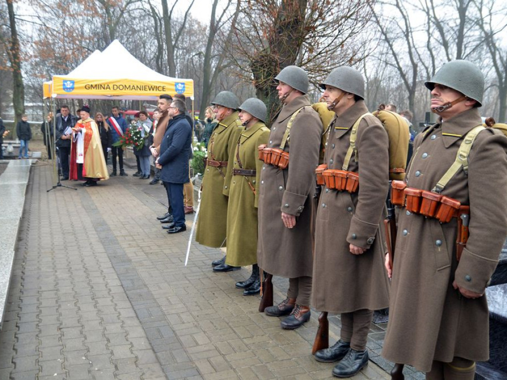 Odnowiona i poświęcona mogiła żołnierzy polskich w Domaniewicach