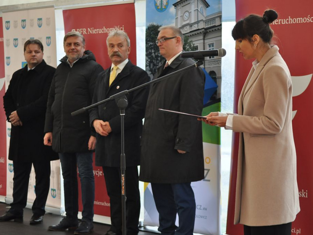 Mieszkanie Plus - wbito pierwszy szpadel, ale budowa wiosną