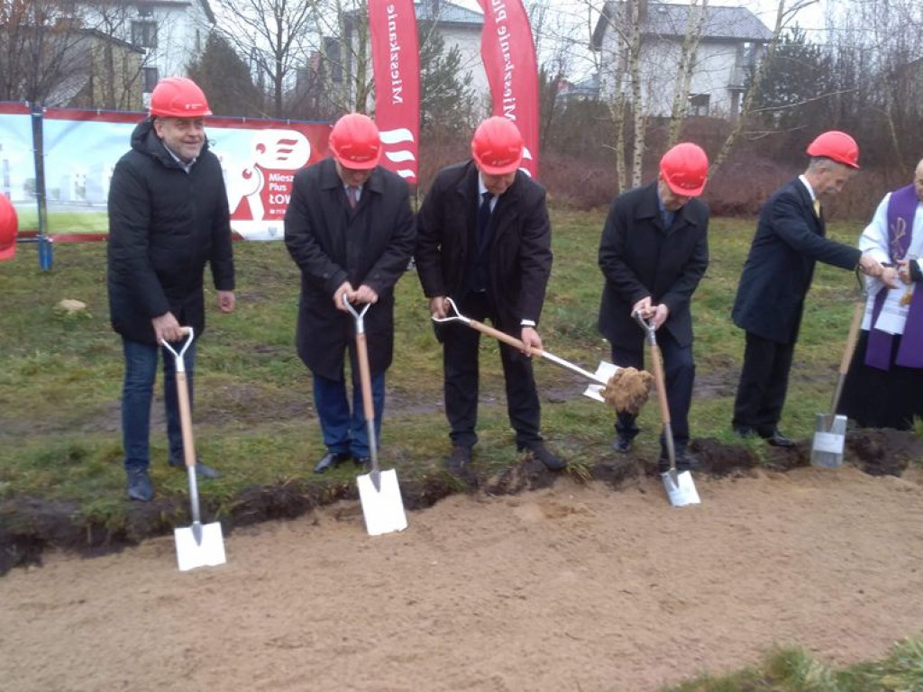 Mieszkanie Plus - wbito pierwszy szpadel, ale budowa wiosną