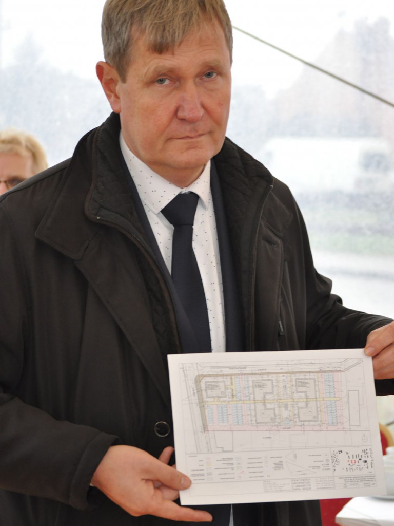 Mieszkanie Plus - wbito pierwszy szpadel, ale budowa wiosną