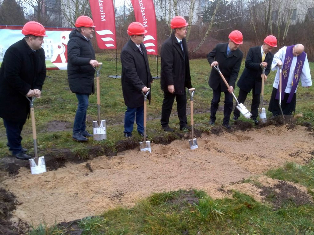 Mieszkanie Plus - wbito pierwszy szpadel, ale budowa wiosną