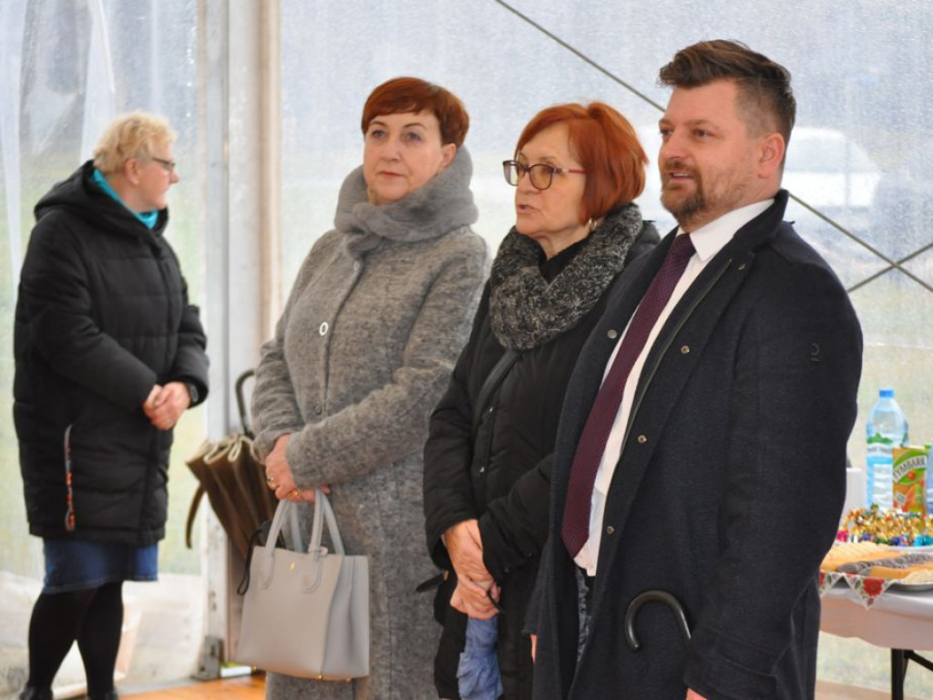 Mieszkanie Plus - wbito pierwszy szpadel, ale budowa wiosną