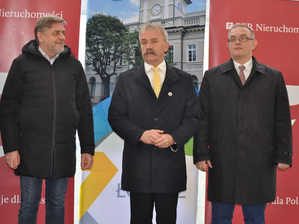 Mieszkanie Plus - wbito pierwszy szpadel, ale budowa wiosną