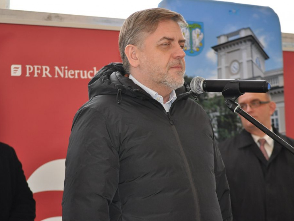 Mieszkanie Plus - wbito pierwszy szpadel, ale budowa wiosną