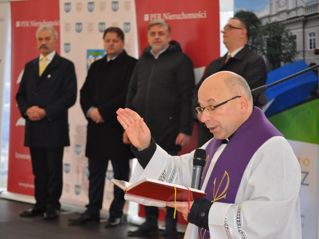 Mieszkanie Plus - wbito pierwszy szpadel, ale budowa wiosną