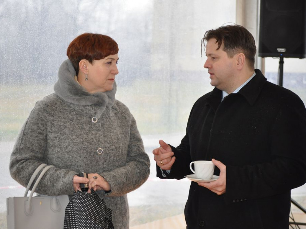 Mieszkanie Plus - wbito pierwszy szpadel, ale budowa wiosną
