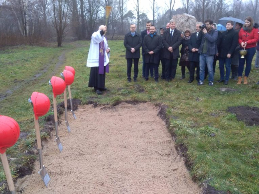 Mieszkanie Plus - wbito pierwszy szpadel, ale budowa wiosną