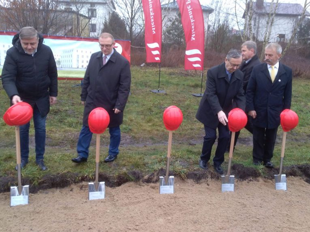 Mieszkanie Plus - wbito pierwszy szpadel, ale budowa wiosną