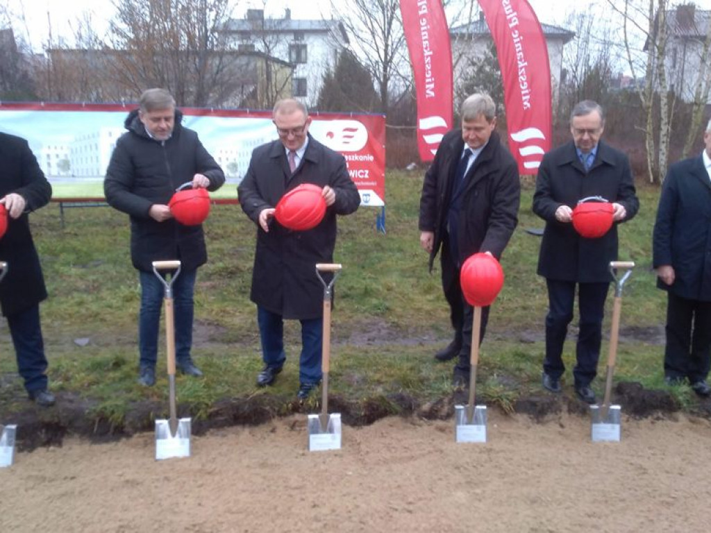 Mieszkanie Plus - wbito pierwszy szpadel, ale budowa wiosną