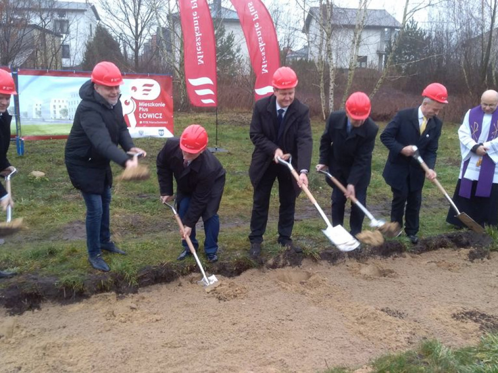 Mieszkanie Plus - wbito pierwszy szpadel, ale budowa wiosną