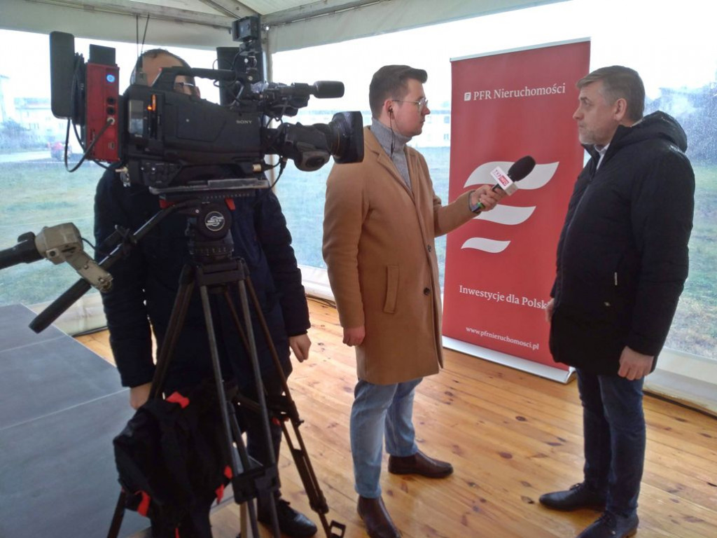 Mieszkanie Plus - wbito pierwszy szpadel, ale budowa wiosną