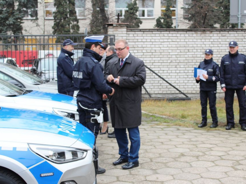 Cztery nowe radiowozy przekazano łowickiej policji