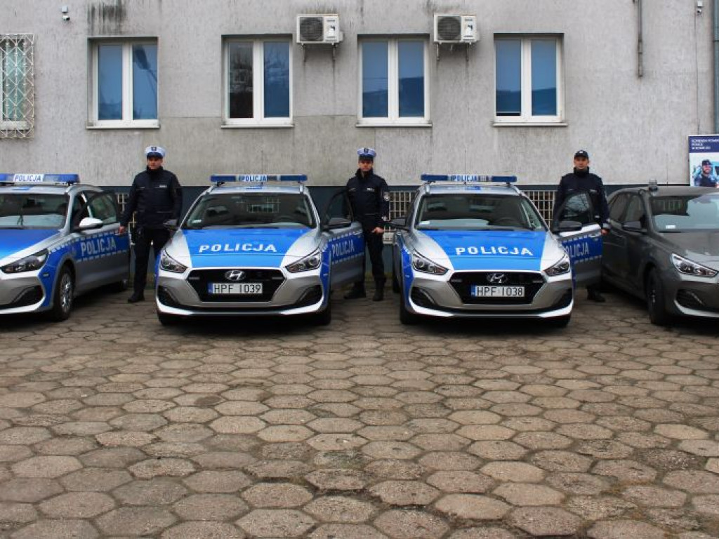 Cztery nowe radiowozy przekazano łowickiej policji