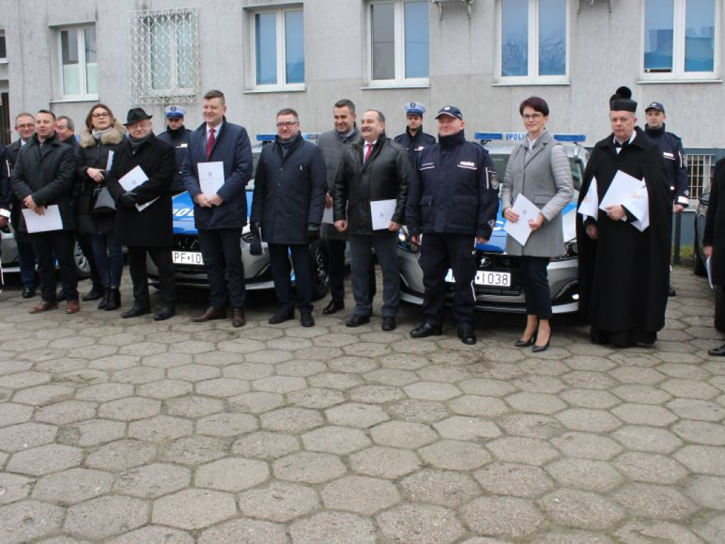 Cztery nowe radiowozy przekazano łowickiej policji