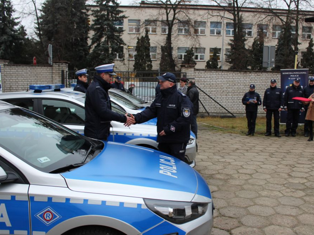 Cztery nowe radiowozy przekazano łowickiej policji