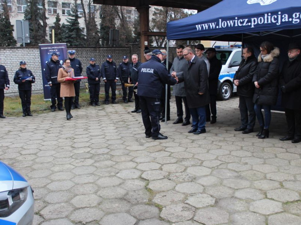 Cztery nowe radiowozy przekazano łowickiej policji