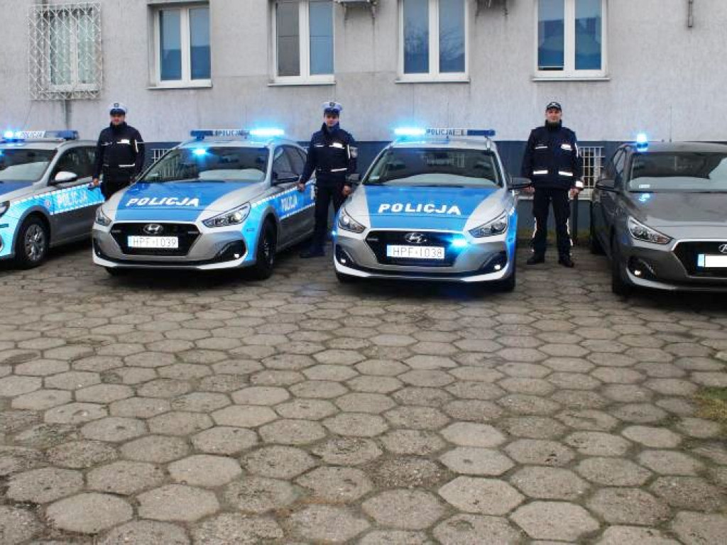 Cztery nowe radiowozy przekazano łowickiej policji