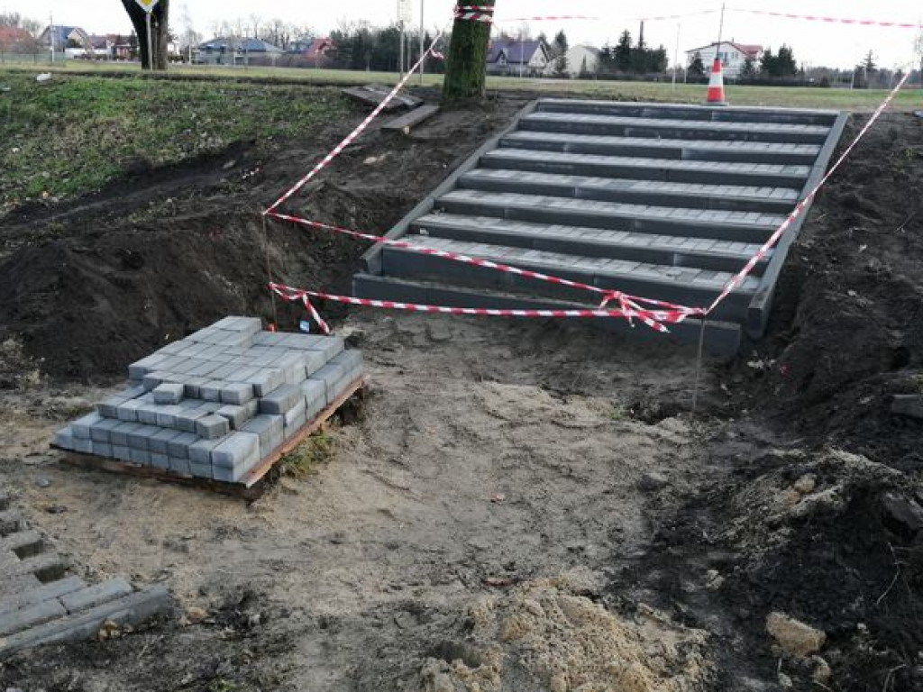 Chodnik na zieleńcu przy Starzyńskiego prawie gotowy