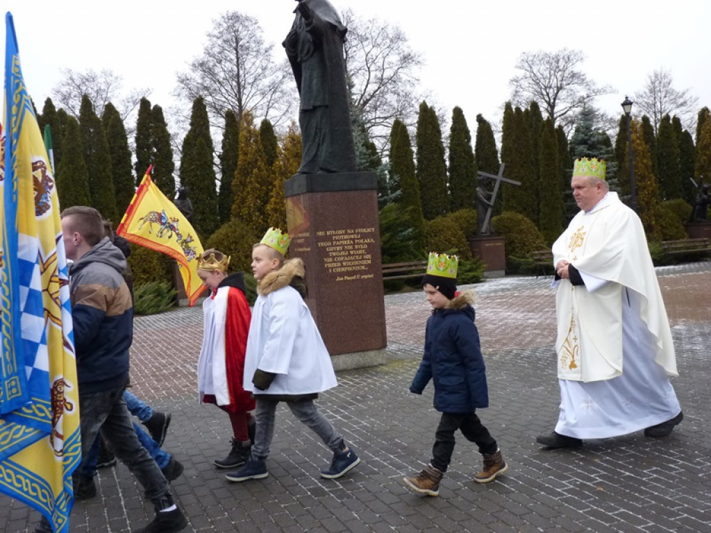 Uliczne jasełka wokół sanktuarium w Mąkolicach