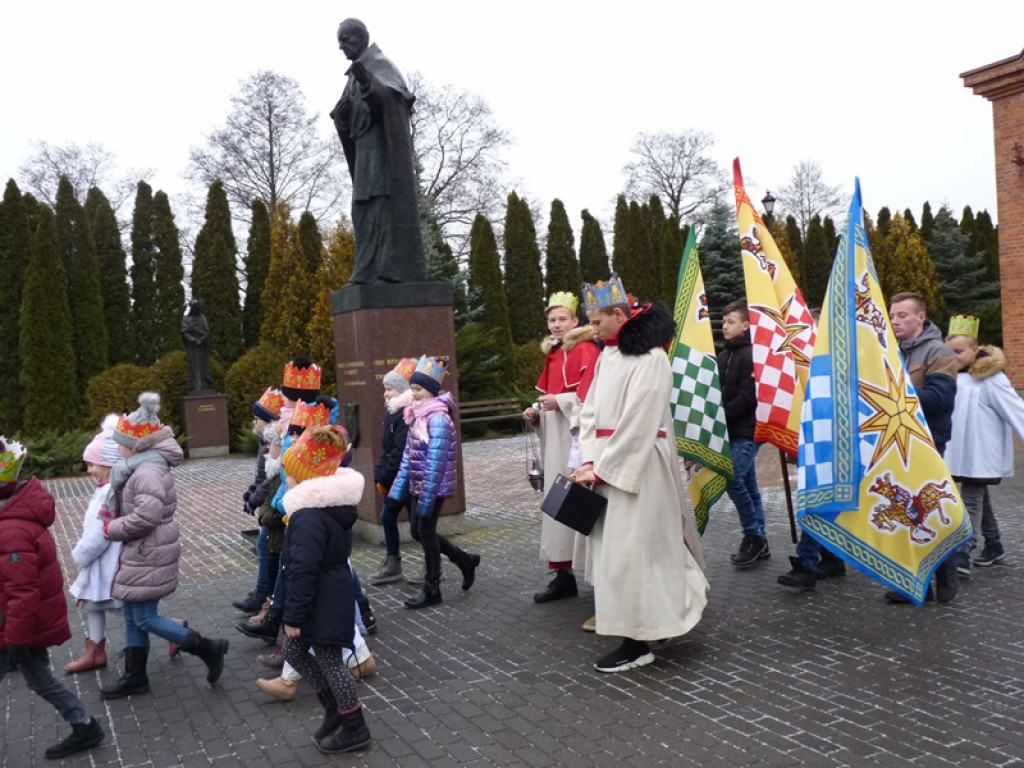 Uliczne jasełka wokół sanktuarium w Mąkolicach