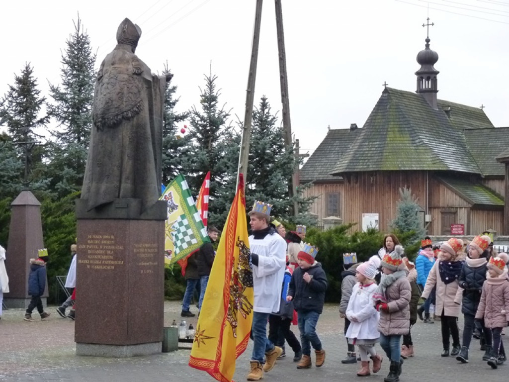 Uliczne jasełka wokół sanktuarium w Mąkolicach