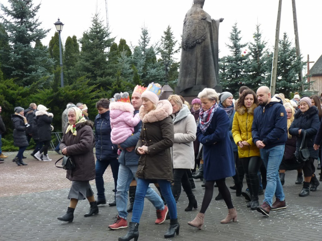 Uliczne jasełka wokół sanktuarium w Mąkolicach