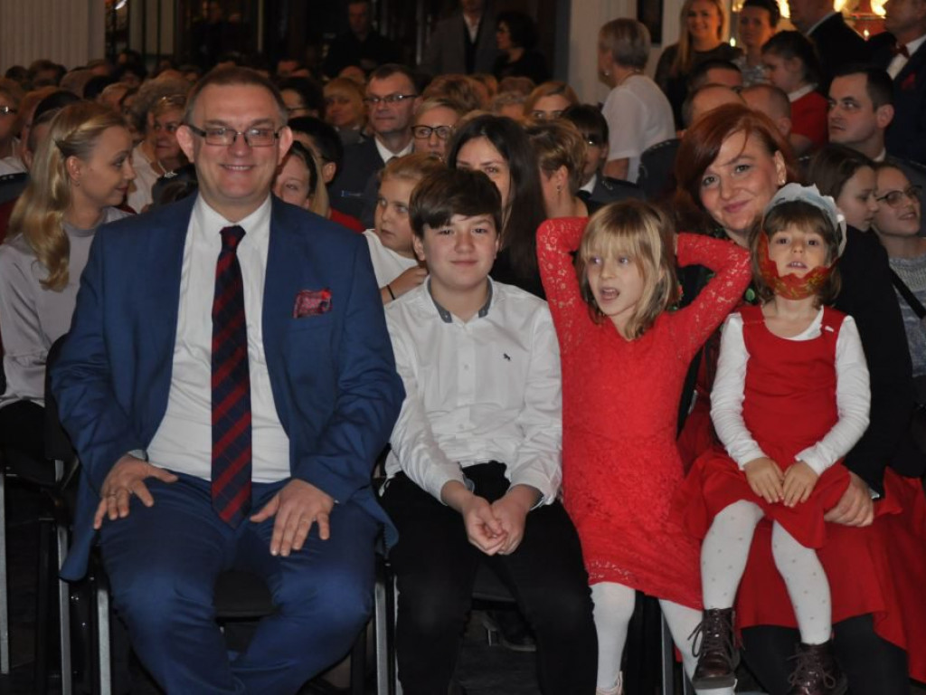 Kolędy śpiewali starosta, drogowcy, policjanci, strażacy i inni