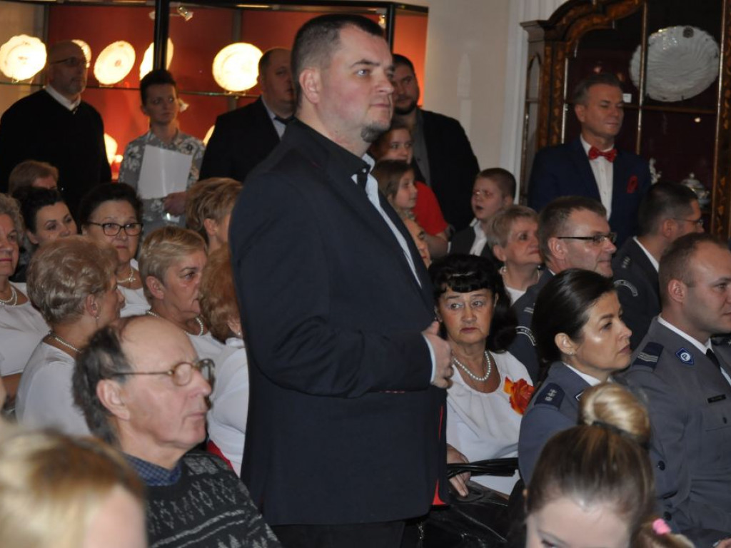 Kolędy śpiewali starosta, drogowcy, policjanci, strażacy i inni