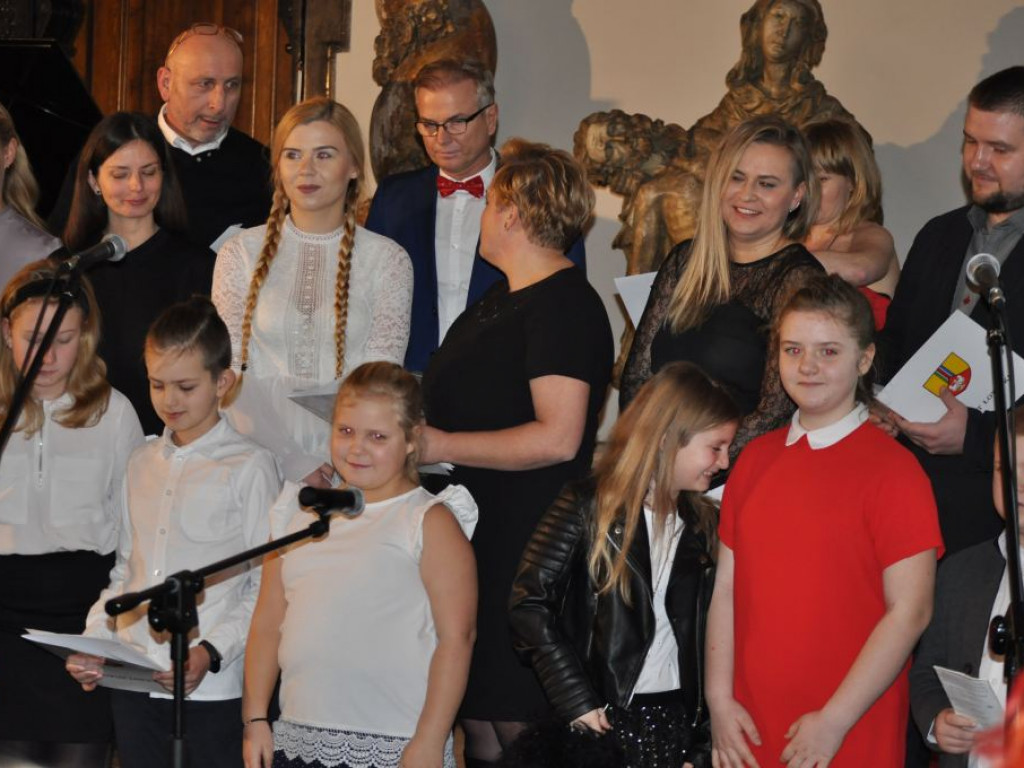 Kolędy śpiewali starosta, drogowcy, policjanci, strażacy i inni
