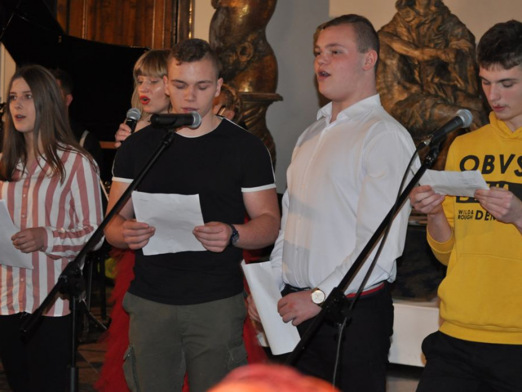 Kolędy śpiewali starosta, drogowcy, policjanci, strażacy i inni