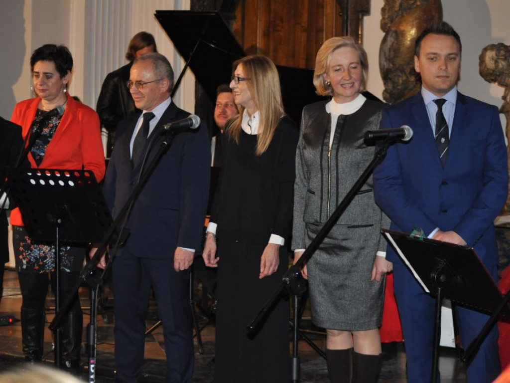 Kolędy śpiewali starosta, drogowcy, policjanci, strażacy i inni