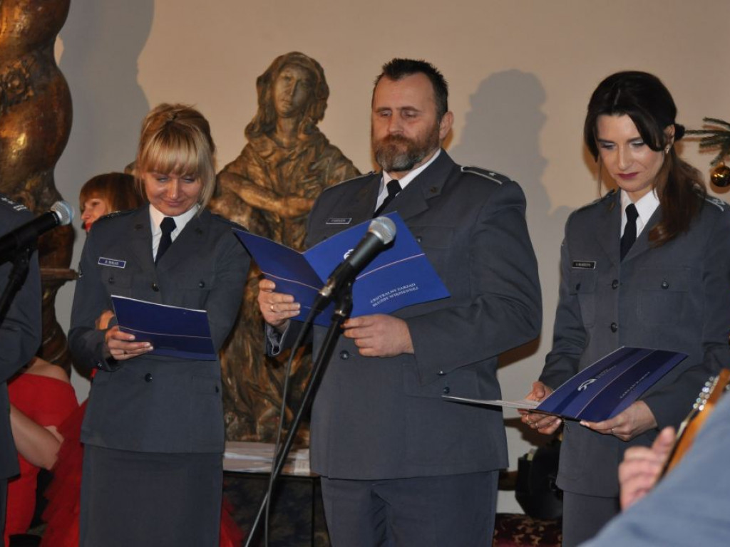Kolędy śpiewali starosta, drogowcy, policjanci, strażacy i inni
