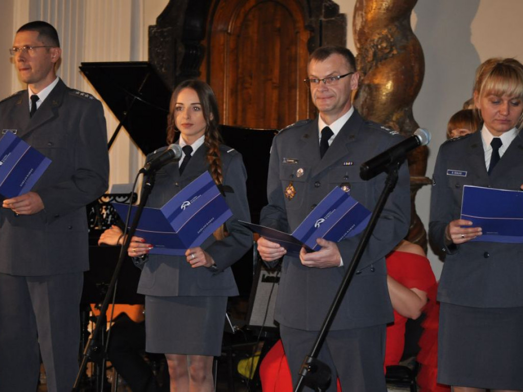 Kolędy śpiewali starosta, drogowcy, policjanci, strażacy i inni