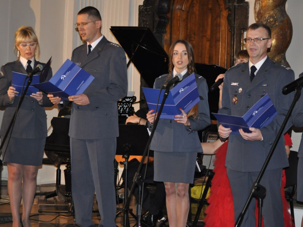 Kolędy śpiewali starosta, drogowcy, policjanci, strażacy i inni